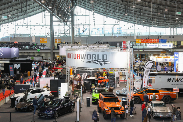 Bild Der Motorworld-Stand mit alten und neuen Autos in der Halle 1 - 24. Retro Classics Stuttgart 2025