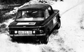 Der NSU 1200 C (1969) wird ab einem gewissen Tempo aus der Sollspur geweht und übersteuert tüchtig.