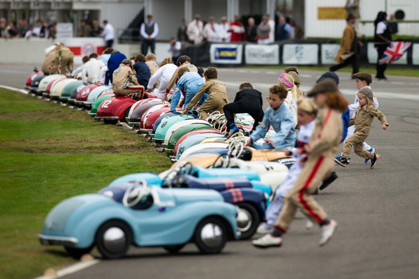 Der Nachwuchs rennt im Settrington Cup schon eifrig den Vorfahren hinterher - Goodwood Revival 2021