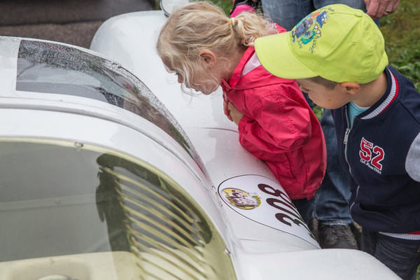 "Der Nachwuchs zeigt grosse Begeisterung für den Porsche 906, ...