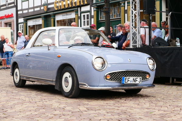Der Nissan Figaro von 1991 basiert auf dem Micra und war schon als Neuwagen ein Klassiker. Nur wenige dieser Rechtslenker haben es nach Europa geschafft – Einbecker Oldtimertage 2025