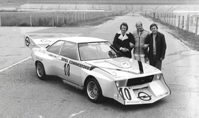 Bild: Der Opel "Jumbo" 1973 auf dem Hockenheimring, Klaus Steinmetz und die Ingenieure Hermann und Schuppener