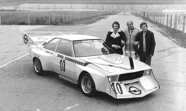 Bild Der Opel "Jumbo" 1973 auf dem Hockenheimring, Klaus Steinmetz und die Ingenieure Hermann und Schuppener