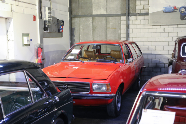 Der Opel Rekord D Caravan stand fast ein wenig versteckt in der hinteren Halle - Frühlingsversteigerung der Oldtimer Galerie Toffen am 25. März 2023