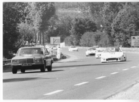 Der Pacecar von Le Mans zum ersten Mal im Einsatz gefolgt von einem Porsche 935