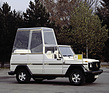 Der Papstwagen oder "Papamobil": Für den Besuch in Deutschland von Papst Johannes Paul II. wurde ein Mercedes-Benz 230 G mit einem Spezialaufbau versehen