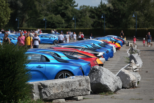 Der Parkplatt mit den 200+ Alpines war gut besucht - 1ère Rencontre Franco-Suisse Alpine 2019