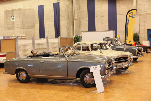 Der Peugeot 403 in verschiedenen Varianten auf dem Clubstand - OTM Fribourg 2015