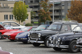 Der Peugeot 403 ist mit Abstand der Unsportlichste auf diesem Bild. Na und? – Albisgütli Classic Cars & Bikes 2024 Der Peugeot 403 ist mit Abstand der Unsportlichste auf diesem Bild. Na und? – Albisgütli Classic Cars & Bikes 2024