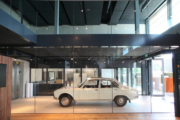 Bild: Der Peugeot 504 TI auf dem "Cat Walk" in der Autohalle