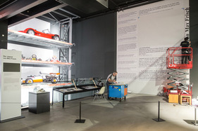 Der Platz für den Jaguar 420 wird vorbereitet Der Platz für den Jaguar 420 wird vorbereitet