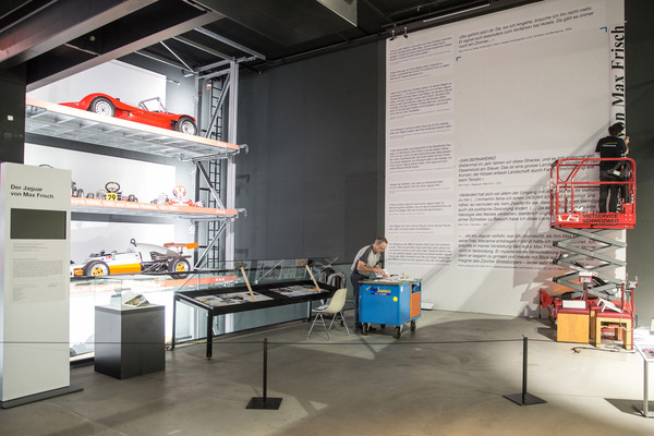 Der Platz für den Jaguar 420 wird vorbereitet