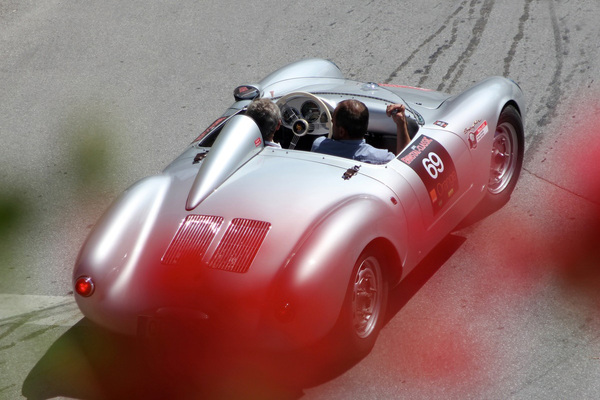 Der Porsche 550 RS Spider kostete Mitte der Fünfzigerjahre etwa DM 24’600, heute muss man rund EUR 3,8 Millionen anlegen für ein Original, das ist teuerungsbereinigt immerhin das 56-fache des Neupreises.