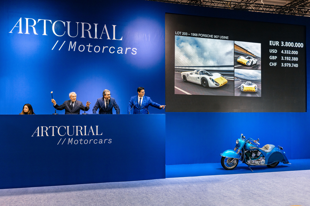 Der Porsche 907 von 1968 wird für EUR 3,8 Millionen zugeschlagen an der Artcurial-Versteigerung anlässlich der Rétromobile Paris am 18. März 2022
