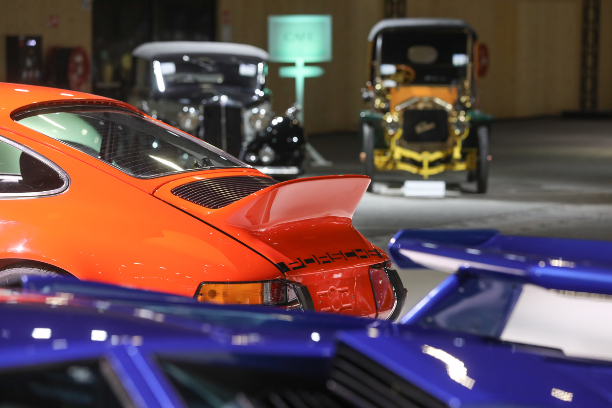 Der Porsche 911 Carrera RS 2.7 und der Lamborghini Countach LP400S waren zwei der Höhepunkte der Versteigerung - Bonhams Versteigerung "Les Grandes Marques du Monde à Paris" 2024