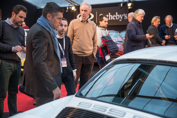 Der Porsche 959 S von 1988 wird bestaunt - Versteigerung von RM/Sotheby's in Paris 2017