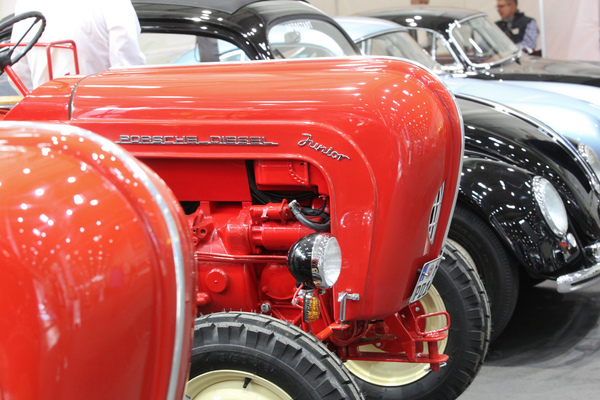 Bild Der Porsche Diesel Traktor durfte auf dem Stand des Porsche-Clubs nicht fehlen - Hamburg Motor Classics 2017