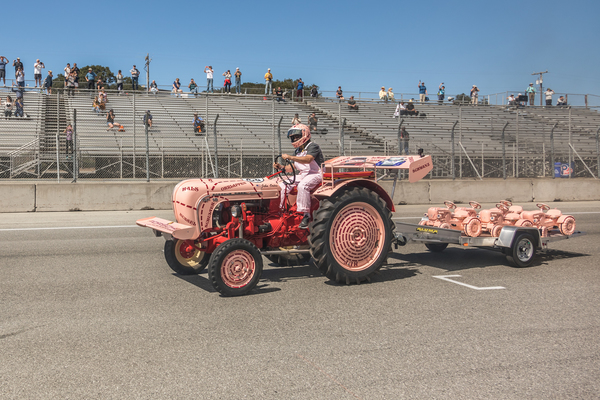 Der PorscheTraktor im Schweinchen-Look mit Anhänger - Porsche Rennsport Reunion 2018