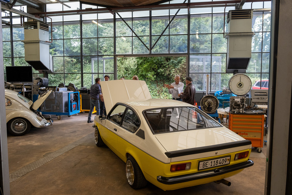 Der Präsident des OCB, Andreas Laederach, gibt letzte Instruktionen – 8. Autos von Dazumal 2023