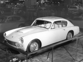 Der Prototyp des AC Greyhound an der London Motor Show 1959 - die um eine Sitzbank verlängerte Variante des Aceca mit neu gestalteter Karosserie
