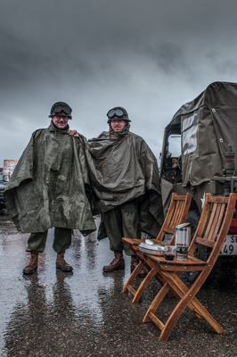 Der Regen brachte die wahren Fans erst so richtig zum Vorschein... Diese zwei Jeep-Enthusiasten liessen sich nicht mal die Suppe vom Bunsenbrenner verderben - Picknick im "Military-Look" am American Live 2015