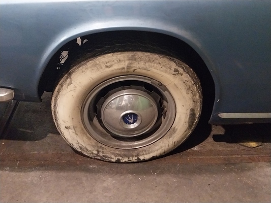 Der Reifen des Maserati Quattroporte aus dem Jahr 1965 braucht etwas Luft - Palmen Scheunenfund-Sammlung