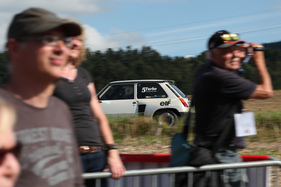 Der Renault R5 Turbo 2 wischt im Hintergrund vorbei - Oldtimerclassic Hittnau 2014