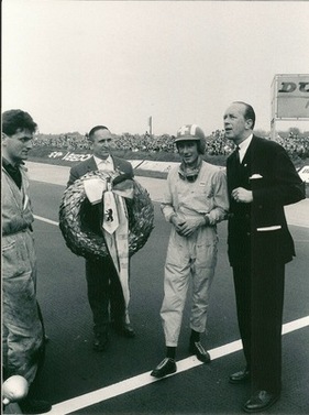 Der Rennleiter des AvD mit Jo Siffert nach dem Sieg des GP der Nationen 1962 auf der Avus