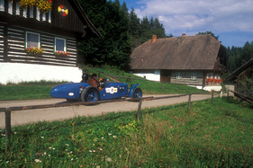 Der Riley von Klaus Wildbolz vor perfekt passender Kulisse