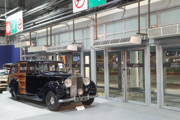 Der Rolls-Royce Silver Wraiht als "Woodie" fand einen neuen Besitzer - Artcurial Rétromobile Versteigerung 2024