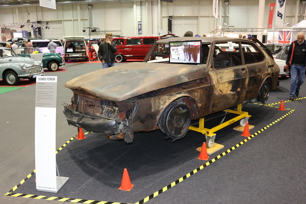 Der Saab 900 Turbo wurde beim Hamburger G20-Gipfel zerstört. So konserviert, bleibt er ein mobiles Mahnmal - Hamburg Motor Classics 2018