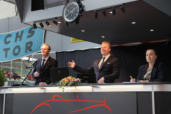 Der Saal darf gerne mitbieten - Oldtimer Galerie Toffen Versteigerung “Klassische Automobile & Motorräder” Oktober 2024