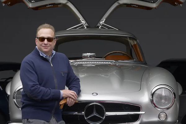 Bild: Der Sammler Miles Nadal und sein Flügeltürer - RM/Sotheby's "Dare to Dream Collection" Versteigerung am 1. Juni 2024