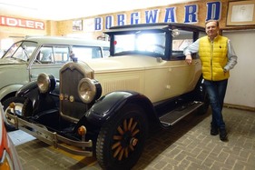 Der Sammler vor seinem ältesten Exemplar, dem Buick Six von 1926 – Zu Besuch in der Sammlung Hilker Der Sammler vor seinem ältesten Exemplar, dem Buick Six von 1926 – Zu Besuch in der Sammlung Hilker