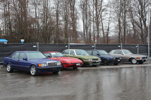 Der Samstag lockte die Besucher nicht nach draussen, die Autos mussten auf besseres Wetter warten - OTM Fribourg 2015