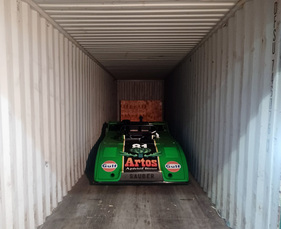 Der Sauber C4 kann dem Container bei der Ankunft in Basel entnommen werden Der Sauber C4 kann dem Container bei der Ankunft in Basel entnommen werden
