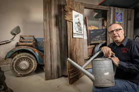 Der „Scheunenfund“ DKW F8 von 1940 mit dem Vorsitzenden des Fahrzeugmuseums, Ludwig Karsch Der „Scheunenfund“ DKW F8 von 1940 mit dem Vorsitzenden des Fahrzeugmuseums, Ludwig Karsch
