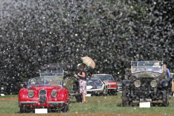 Der Schirm ist gegen die Sonne, nicht gegen den Regen - Concours d'Elégance Suisse Coppet 2017