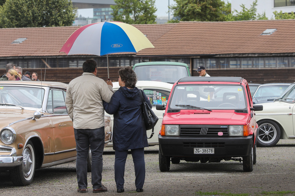 Bild Der Schirm passt nicht genau zu den betrachteten Autos, aber er schützt sicher vor Regen - Oldtimer Sunday Morning Treffen Zug am 6. August 2023