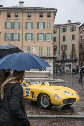 Der Schirm war so ziemlich das wichtigste Utensil des Menschen…..