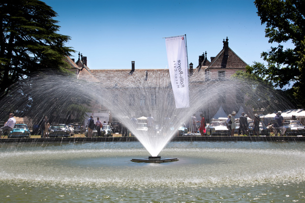Der Schlossbrunnen unterteilte den Concours in zwei Hälften - Concours d'Elégance Suisse in Coppet 2018