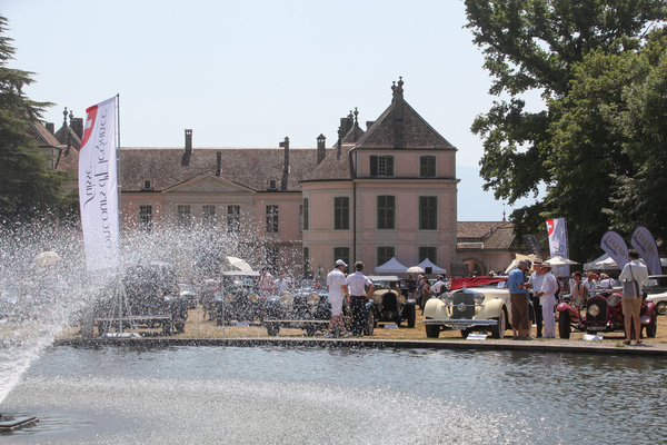 Der Schlosspark mit Springbrunnen bot die feierliche Ambience - Concours d'Elégance Suisse Coppet 2022