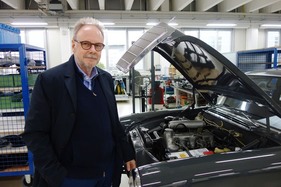 Der Schöpfer des SLK V8: Ulrich-Joachim Gauffrés, hier mit seinem Mercedes-Benz W 110