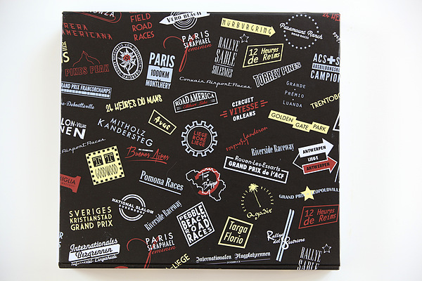 Der Schuber des Buches "Sporterfolge" mit den Logos legendärer Veranstaltungen