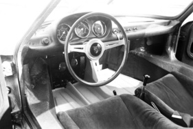 Der Serien-904 trägt seine Instrumente auf einem schlichten Oval. Bemerkenswert im Zusammenhang mit Porsches eigener Legendenspinnerei: der 904 hat als Rennsportwagen das Zündschloss rechts vom Lenkrad