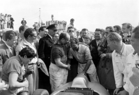 Der Sieger des GP Holland Juan Manuel Fangio gratuliert dem Zweiten Stirling Moss zum zweiten Platz
