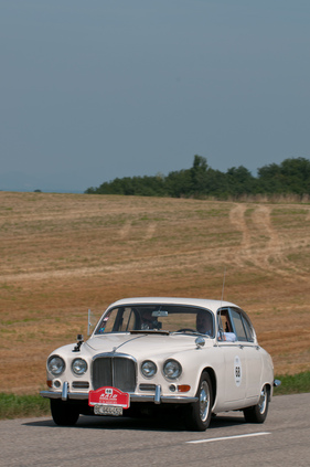 Der Sieger von 2012 (Andreas Locher) im Jaguar 420 (1967) – RAID Suisse-Paris 2013
