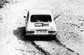 Der Simca 1100 (1969) als bestliegender Kandidat zeichnet die Sollspur in dieser schnellen Kurve auf lockerem Gestein.