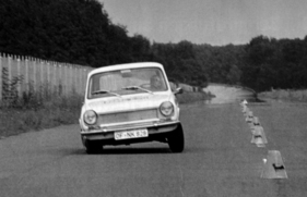 Der Simca 1100 (1969) im Wedeltest: Er zieht weite Bögen um die Hüte. So kommt er offensichtlich am besten über die Distanz.