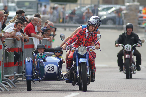 Bild Der Sozius im Chang Jang CJ 750 Gespann aus dem Jahr 1978 beim Kurvenfahren mithelfen - 25. Oldtimer Grandprix Safenwil am 3. September 2016